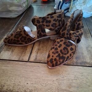 A Rider Girl Cheetah Pointed Wraped Flat Womens Size 7.5   Heel